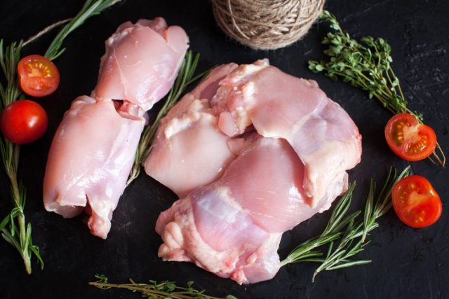 В основном и индеек, и цесарок разводят для получения мяса. Яичная продуктивность у этих птиц не очень велика по сравнению с курами