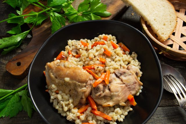 Плов из перловки с курицей — необычное и очень вкусное блюдо