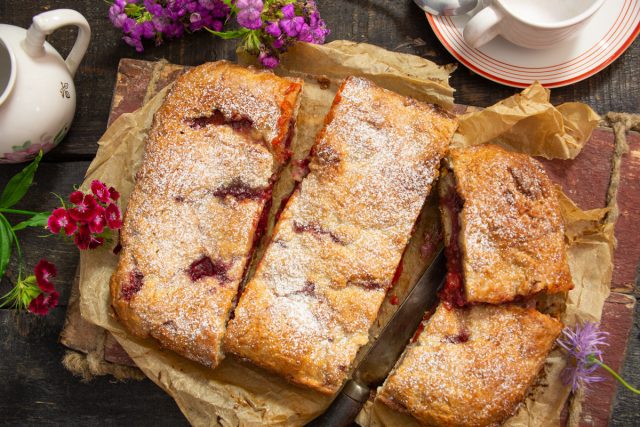 Простой фруктовый пирог с бананами и малиной