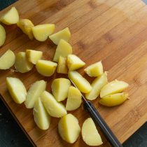 Очищенный картофель заливаем кипятком, солим воду. Отвариваем картофель до готовности