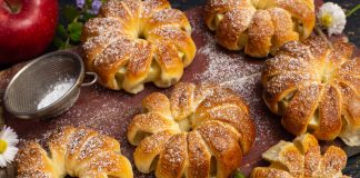 Слойки с яблоками — самый простой рецепт