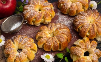 Слойки с яблоками — самый простой рецепт