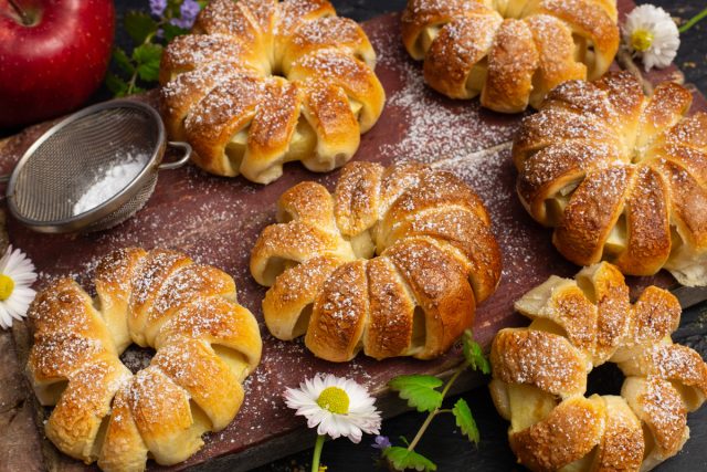 Слойки с яблоками — самый простой рецепт