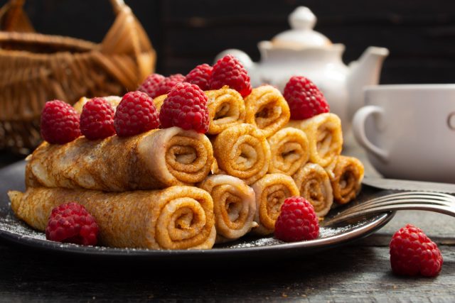 Тонкие блинчики с малиной – заворачиваем красиво!