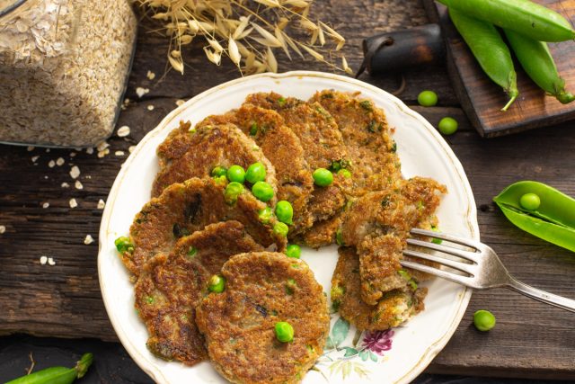 Вегетарианские котлеты с кабачком и горошком — простой рецепт
