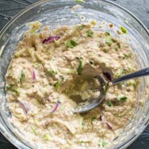 По вкусу солим, добавляем щепотку молотого черного перца для остроты и пикантности. Наливаем рапсовое масло По вкусу солим, добавляем щепотку молотого черного перца для остроты и пикантности. Наливаем рапсовое масло