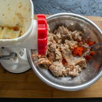 Селедку, оливки, сливочное масло и морковь пропускаем через мясорубку Селедку, оливки, сливочное масло и морковь пропускаем через мясорубку