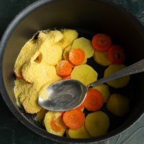 К нашим овощам насыпаем кукурузную поленту