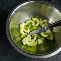 Очищенный кабачок нарезаем небольшими ломтиками, кладём в глубокую миску