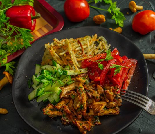 Грибы с картошкой – лисички с картофелем жаренные на сковороде