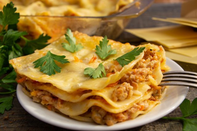 Лазанья с фаршем и соусом «Бешамель»