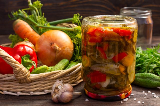 Маринуем овощи (перец, морковь и огурцы) на зиму Маринуем овощи (перец, морковь и огурцы) на зиму