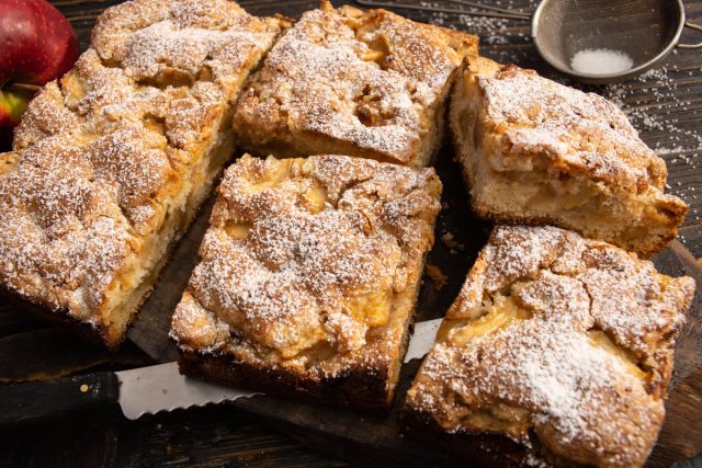 Нежный заливной пирог с яблоками на сметане