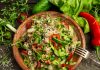 Овощной салат с кунжутным соусом
