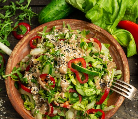 Овощной салат с кунжутным соусом