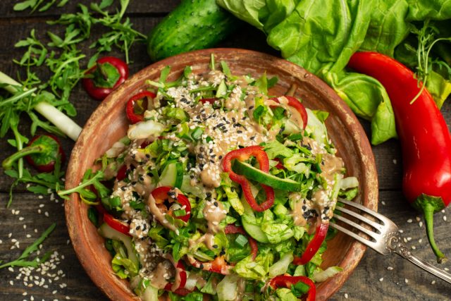 Овощной салат с кунжутным соусом