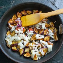 Репчатый лук нарезаем мелкими кубиками. Добавляем нарезанный лук в сковородку