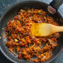 По вкусу солим, с учетом того, что в процессе подготовки баклажаны часть соли впитали