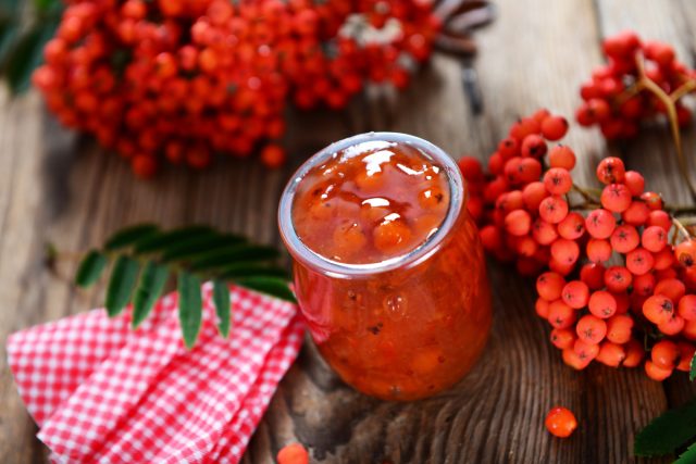 Ягоды рябины можно использовать для приготовления вкусных, хотя и слегка кислых джемов, варенья и мармелада. А также для уксуса, кетчупов и выпечки. Листья и цветки рябины заваривают как заменитель чая