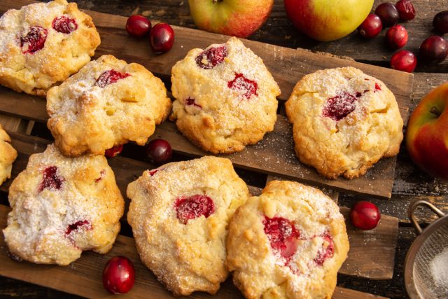 Простое, но изысканное печенье с клюквой и яблоками