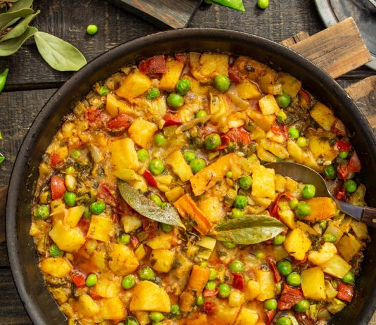 Рататуй с картофелем и зеленым горошком