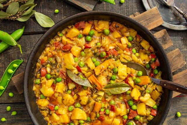 Рататуй с картофелем и зеленым горошком