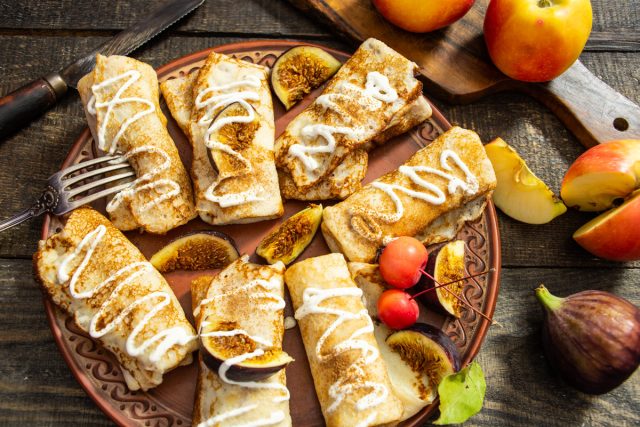 Фаршированные блинчики с яблоками и инжиром