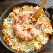 С куриной грудки снимаем кожу, срезаем мясо с кости. Пропускаем куриное филе через мясорубку с мелкой решеткой С куриной грудки снимаем кожу, срезаем мясо с кости. Пропускаем куриное филе через мясорубку с мелкой решеткой