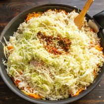 Приправляем: добавляем аджику, по вкусу солим и перчим. Если не любите острую еду, то замените аджику любимыми приправами Приправляем: добавляем аджику, по вкусу солим и перчим. Если не любите острую еду, то замените аджику любимыми приправами