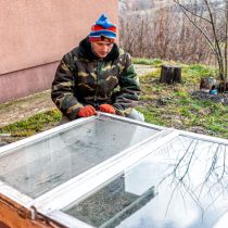 Герметичным материалом заделайте все стыки, чтобы избежать попадания воды внутрь. Затем прикрепите крышку с помощью петель