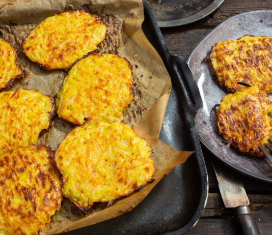 Картофельные драники с луком и морковью в духовке