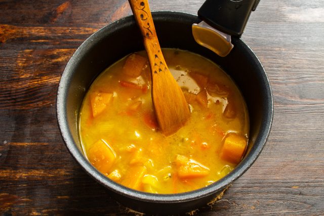 Нагреваем до кипения. По вкусу солим. Готовим на небольшом огне 35-40 минут. Овощи должны стать мягкими и хорошо развариться. Чем лучше разварятся овощи, тем нежнее получится суп-пюре