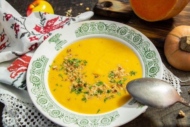 Осенний суп из тыквы с орехами