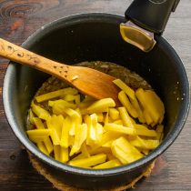 Картофель нарезаем толстыми брусочками. Кладём нарезанный картофель в кастрюлю