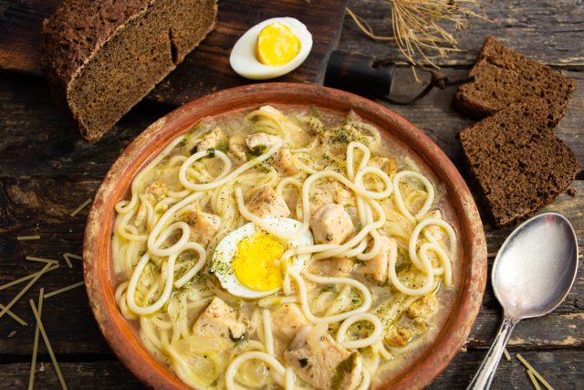 Простой суп из куриной грудки с яйцом и спагетти Простой суп из куриной грудки с яйцом и спагетти