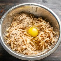 Разбиваем куриное яйцо в тесто