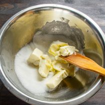 В глубокую миску насыпаем мелкий белый сахар, добавляем нарезанное кубиками сливочное масло В глубокую миску насыпаем мелкий белый сахар, добавляем нарезанное кубиками сливочное масло