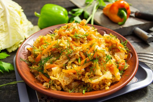 Савойская капуста тушеная с овощами