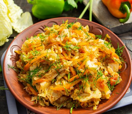 Савойская капуста тушеная с овощами