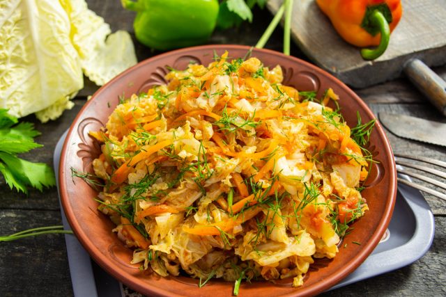 Савойская капуста тушеная с овощами Савойская капуста тушеная с овощами