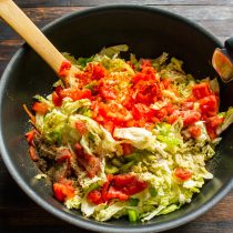 Посыпаем овощи солью по вкусу. Для баланса добавляем чайную ложку сахарного песка