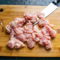 Филе куриной грудки нарезаем небольшими кусочками размером около двух сантиметров Филе куриной грудки нарезаем небольшими кусочками размером около двух сантиметров