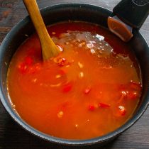 Вливаем горячий куриный бульон
