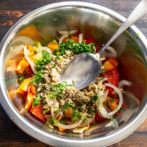 Наливаем белый винный уксус. По вкусу солим морской солью и перчим черным перцем