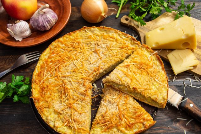 Запеканка из кабачков с луком и чесноком