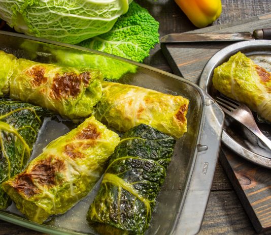 Голубцы из савойской капусты с курицей и перловкой