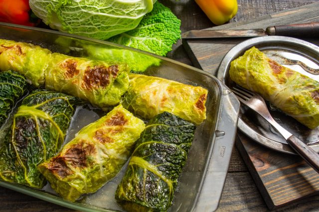 Голубцы из савойской капусты с курицей и перловкой