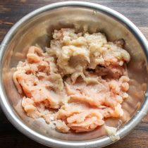 Готовим начинку. Пропускаем через мясорубку филе грудки
