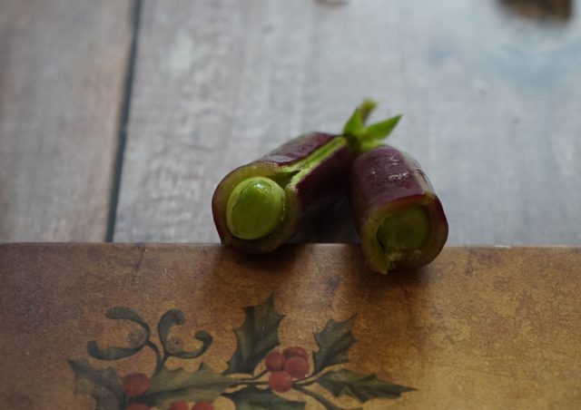 Сахарный горох (Pisum sativum var. макрокарпон) представляет собой нечто среднее между обычным горохом и «снежным» горохом мангетоут. У него внутри находятся горошины немного крупнее, чем у «снежного» гороха