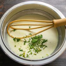 По вкусу солим, насыпаем сушеный сельдерей